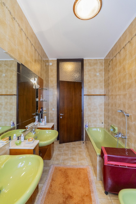 Saonara: esclusiva villa singola su più livelli con ampio giardino di proprietà e composta al pia...