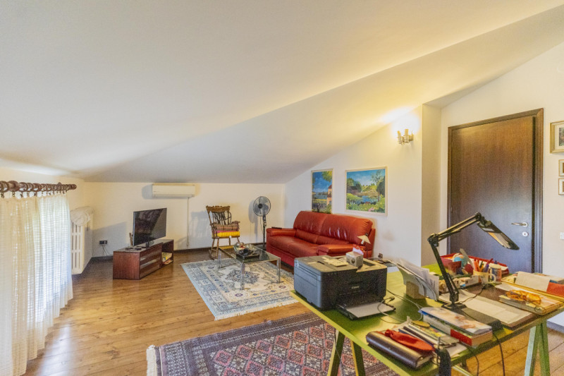 Saonara: esclusiva villa singola su più livelli con ampio giardino di proprietà e composta al pia...