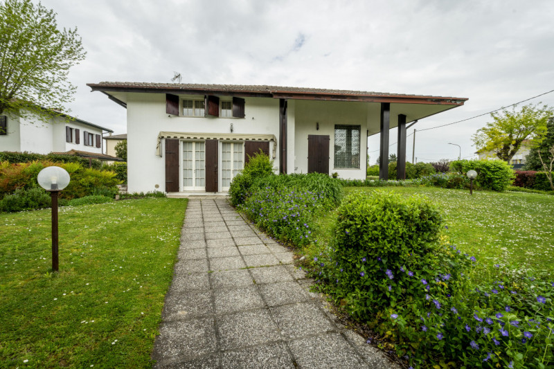 Saonara: esclusiva villa singola su più livelli con ampio giardino di proprietà e composta al pia...
