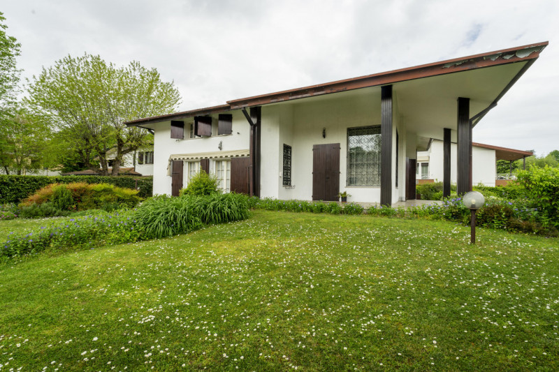 Saonara: esclusiva villa singola su più livelli con ampio giardino di proprietà e composta al pia...