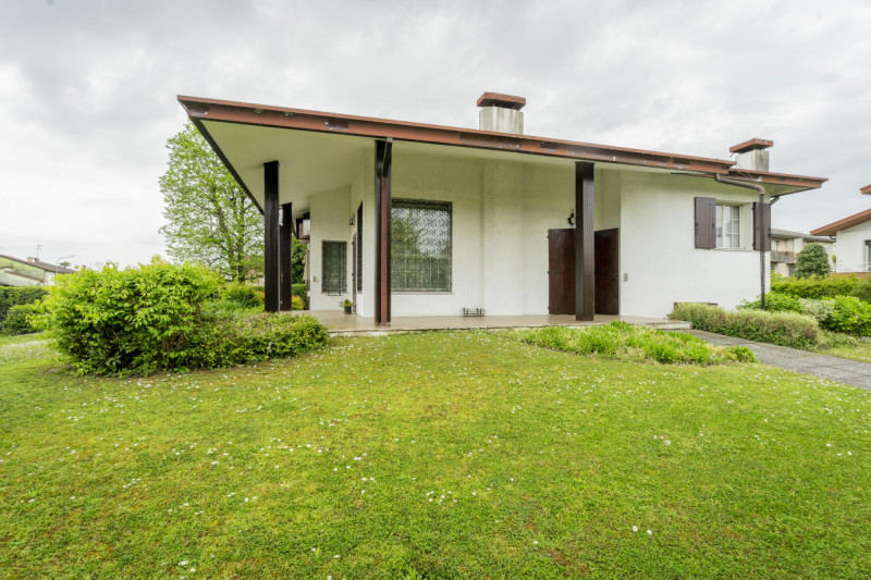 Saonara: esclusiva villa singola su più livelli con ampio giardino di proprietà e composta al pia...