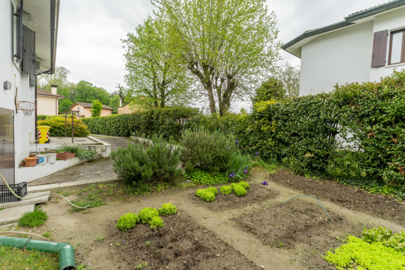 Saonara: esclusiva villa singola su più livelli con ampio giardino di proprietà e composta al pia...