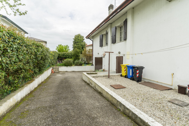 Saonara: esclusiva villa singola su più livelli con ampio giardino di proprietà e composta al pia...