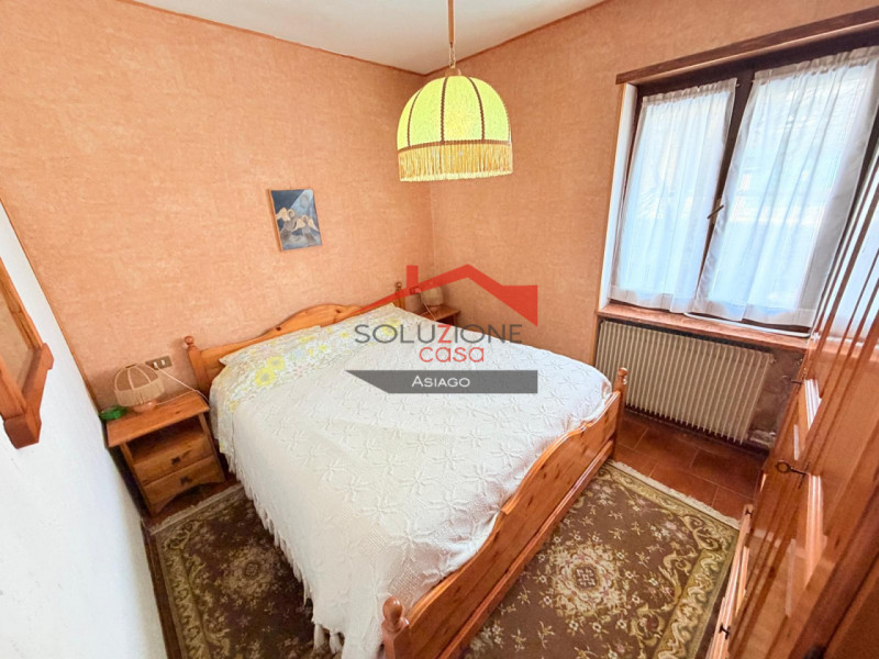 Proponiamo in vendita un accogliente appartamento trilocale di circa 60 mq situato al piano terra...