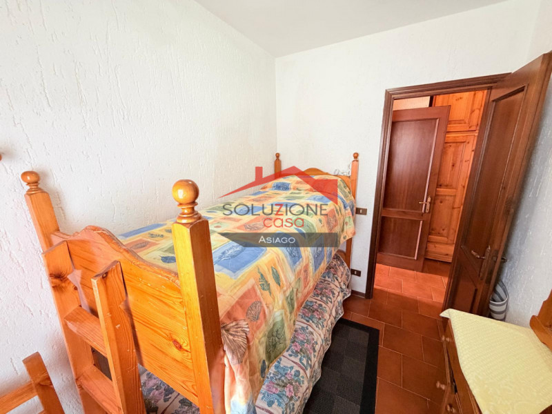 Proponiamo in vendita un accogliente appartamento trilocale di circa 60 mq situato al piano terra...