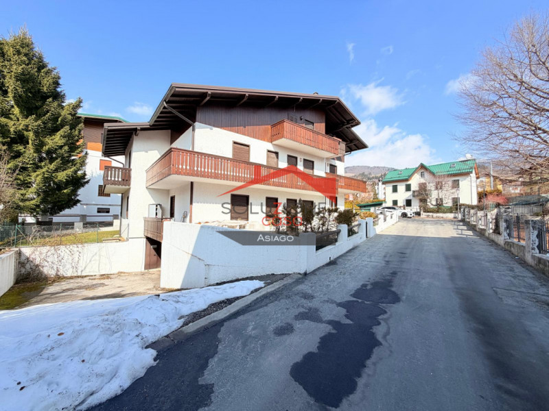 Proponiamo in vendita un accogliente appartamento trilocale di circa 60 mq situato al piano terra...