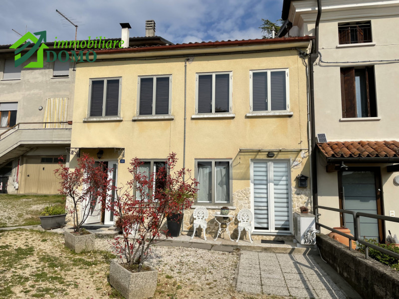Nel cuore del centro di Santorso, in una zona leggermente collinare che garantisce tranquillità e...