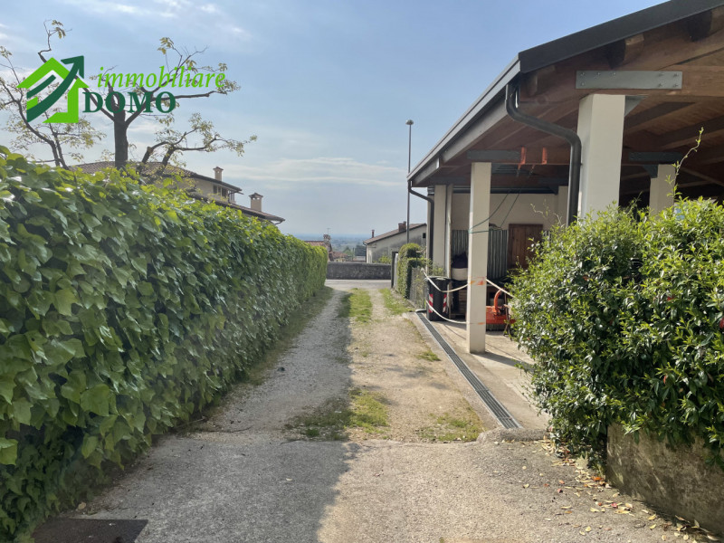 Nel cuore del centro di Santorso, in una zona leggermente collinare che garantisce tranquillità e...