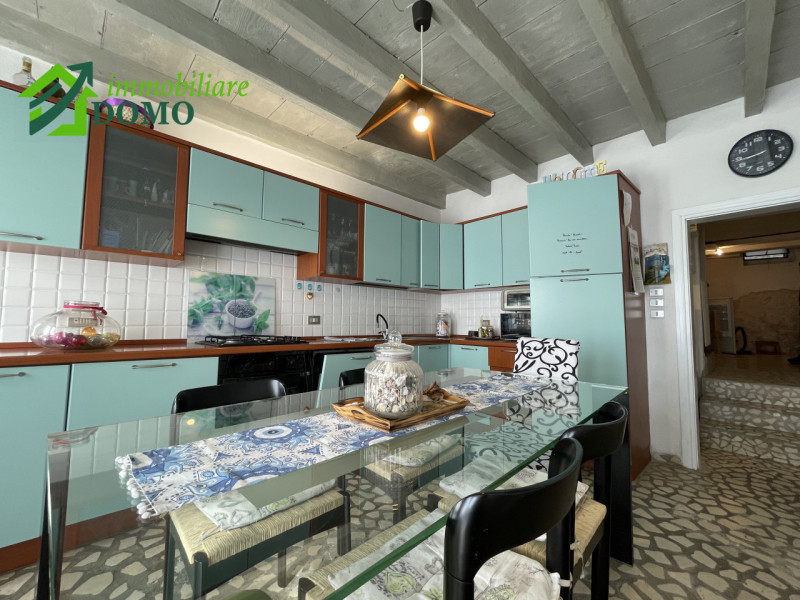 Nel cuore del centro di Santorso, in una zona leggermente collinare che garantisce tranquillità e...