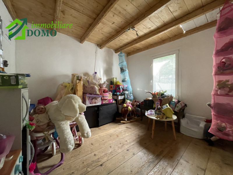 Nel cuore del centro di Santorso, in una zona leggermente collinare che garantisce tranquillità e...