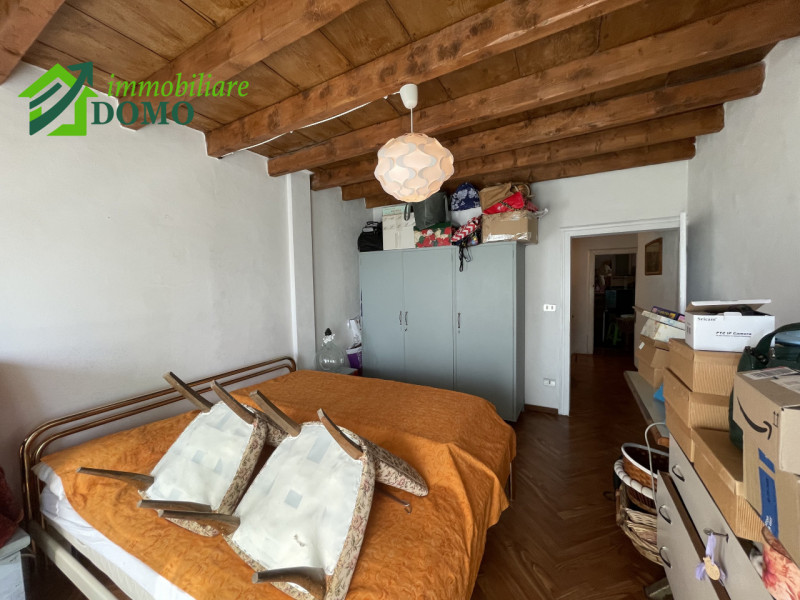 Nel cuore del centro di Santorso, in una zona leggermente collinare che garantisce tranquillità e...