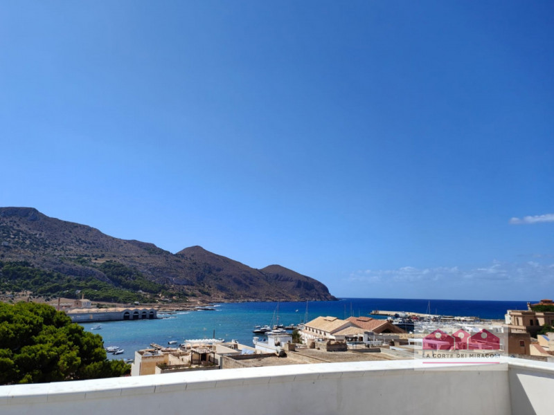 FAVIGNANA CENTRO: SPLENDIDO ATTICO TRICAMERE CON TERRAZZA PANORAMICA, COMPLETAMENTE RISTRUTTURATO...