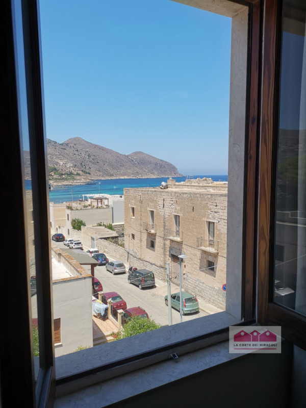 FAVIGNANA CENTRO: SPLENDIDO ATTICO TRICAMERE CON TERRAZZA PANORAMICA, COMPLETAMENTE RISTRUTTURATO...