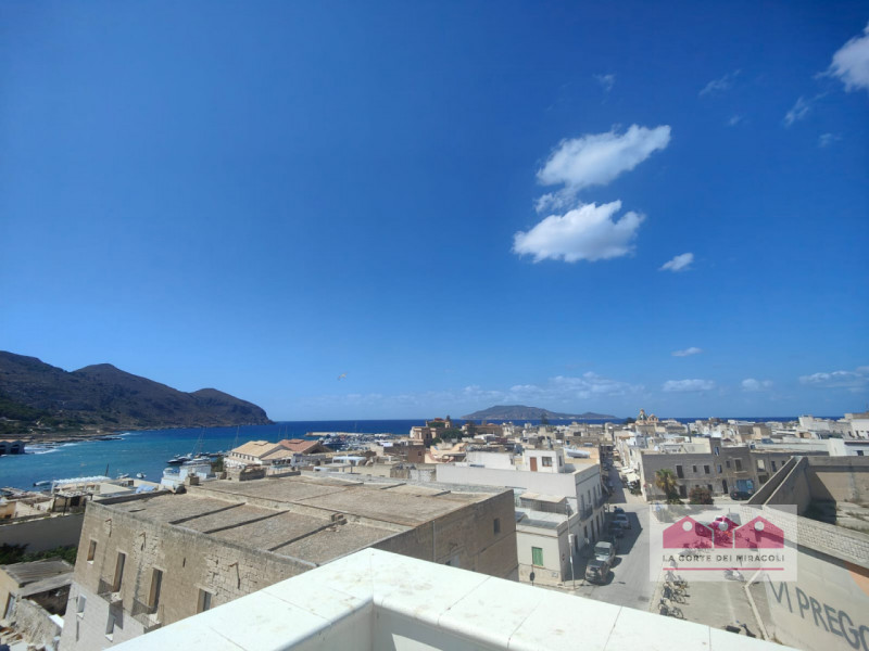 FAVIGNANA CENTRO: SPLENDIDO ATTICO TRICAMERE CON TERRAZZA PANORAMICA, COMPLETAMENTE RISTRUTTURATO...