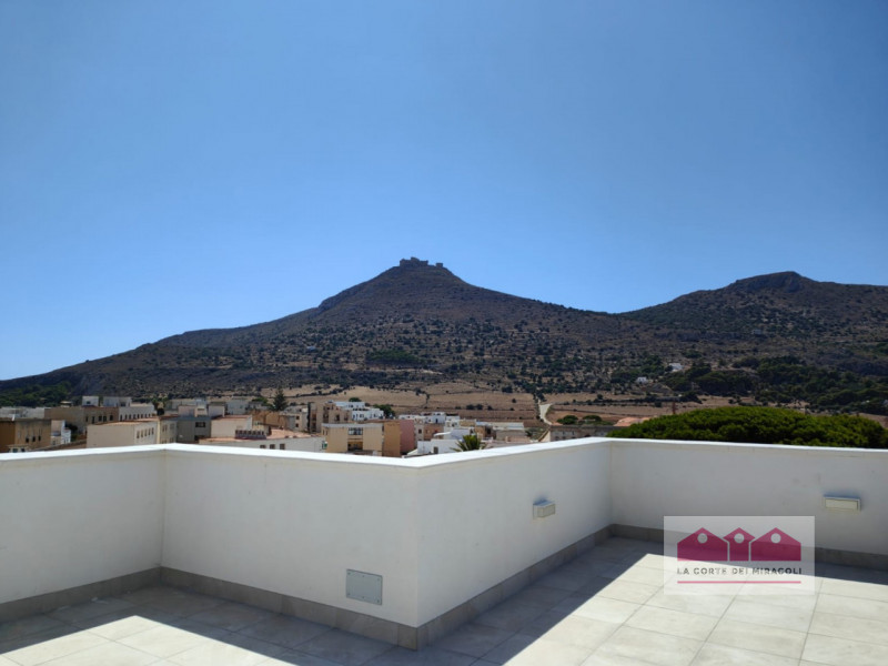 FAVIGNANA CENTRO: SPLENDIDO ATTICO TRICAMERE CON TERRAZZA PANORAMICA, COMPLETAMENTE RISTRUTTURATO...
