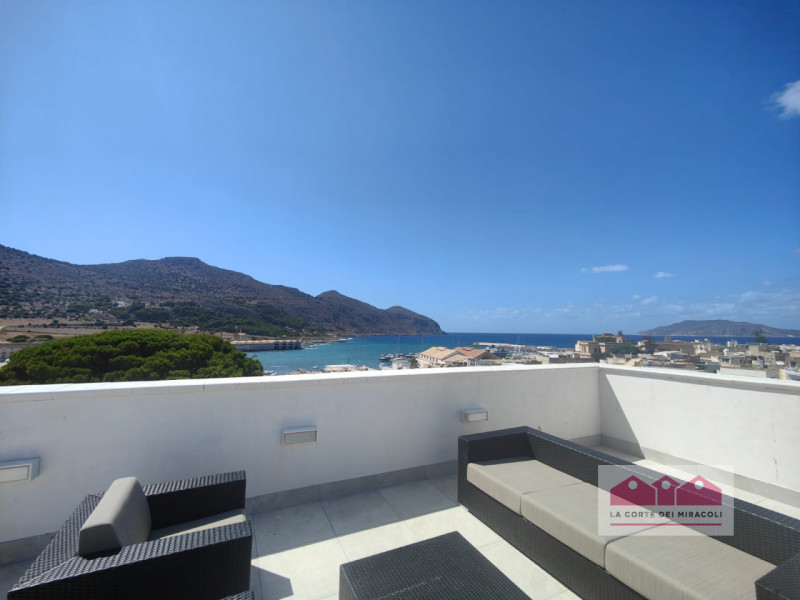 FAVIGNANA CENTRO: SPLENDIDO ATTICO TRICAMERE CON TERRAZZA PANORAMICA, COMPLETAMENTE RISTRUTTURATO...
