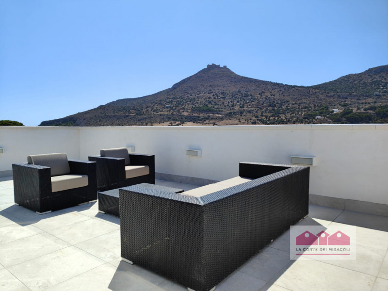 FAVIGNANA CENTRO: SPLENDIDO ATTICO TRICAMERE CON TERRAZZA PANORAMICA, COMPLETAMENTE RISTRUTTURATO...