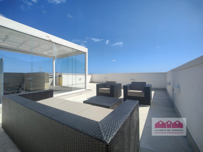 FAVIGNANA CENTRO: SPLENDIDO ATTICO TRICAMERE CON TERRAZZA PANORAMICA, COMPLETAMENTE RISTRUTTURATO...