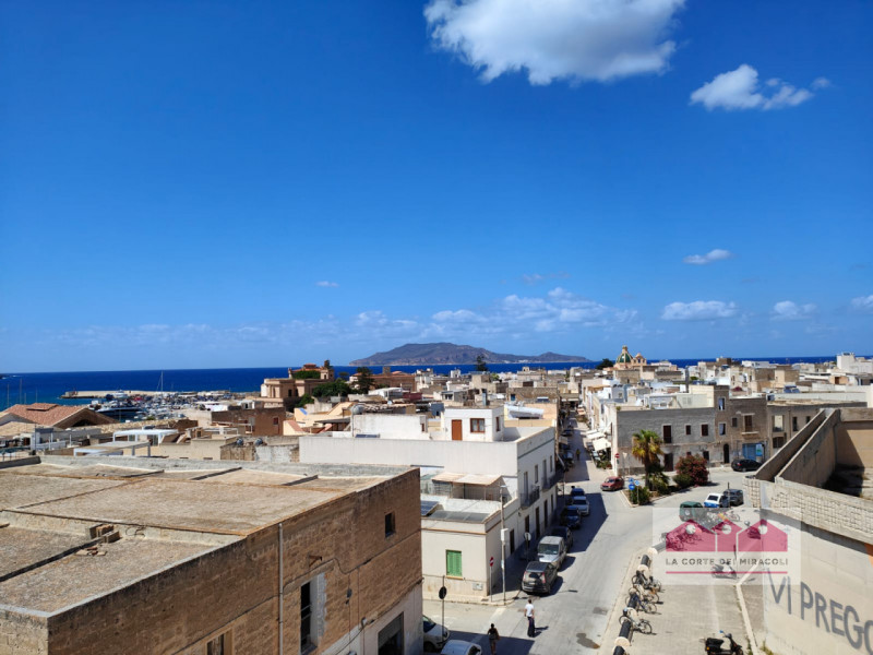 FAVIGNANA CENTRO: SPLENDIDO ATTICO TRICAMERE CON TERRAZZA PANORAMICA, COMPLETAMENTE RISTRUTTURATO...