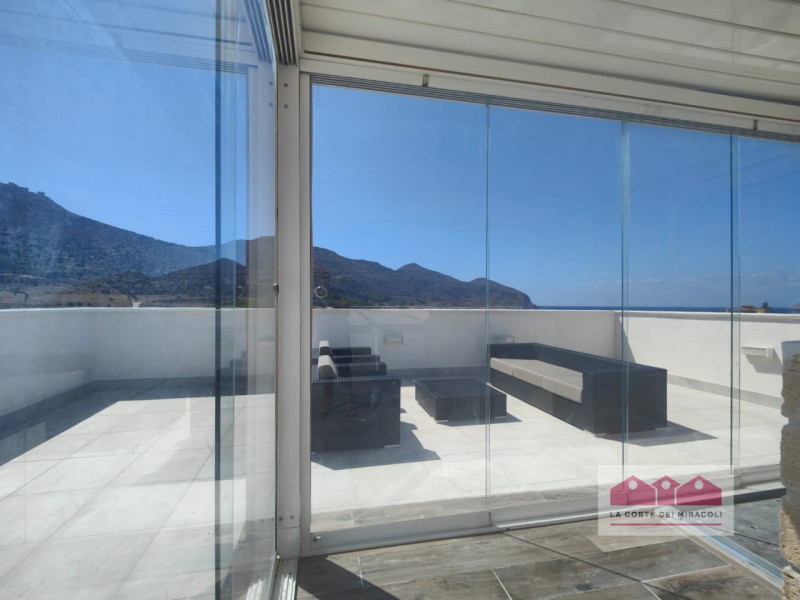 FAVIGNANA CENTRO: SPLENDIDO ATTICO TRICAMERE CON TERRAZZA PANORAMICA, COMPLETAMENTE RISTRUTTURATO...