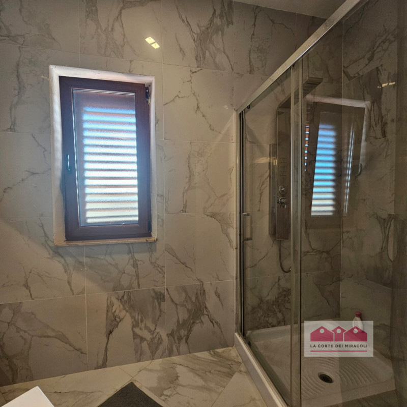 FAVIGNANA CENTRO: SPLENDIDO ATTICO TRICAMERE CON TERRAZZA PANORAMICA, COMPLETAMENTE RISTRUTTURATO...