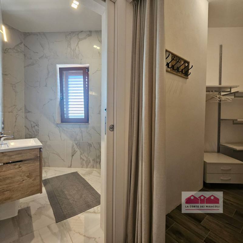 FAVIGNANA CENTRO: SPLENDIDO ATTICO TRICAMERE CON TERRAZZA PANORAMICA, COMPLETAMENTE RISTRUTTURATO...