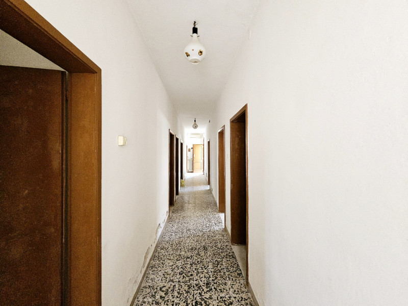 A Este, proponiamo in vendita una porzione di bifamiliare orizzontale da riattare. Questa soluzio...