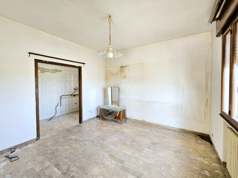 A Este, proponiamo in vendita una porzione di bifamiliare orizzontale da riattare. Questa soluzio...