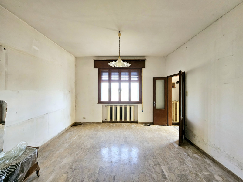 A Este, proponiamo in vendita una porzione di bifamiliare orizzontale da riattare. Questa soluzio...