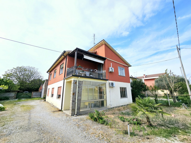 A Este, proponiamo in vendita una porzione di bifamiliare orizzontale da riattare. Questa soluzio...