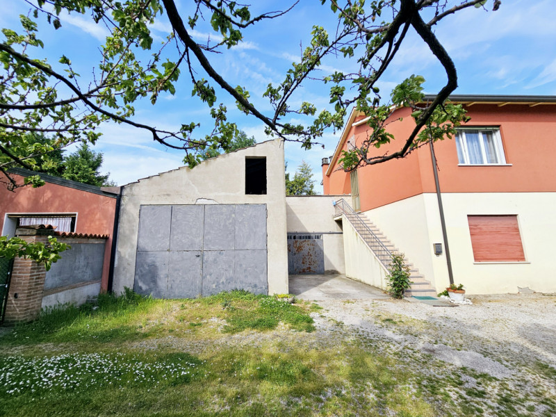 A Este, proponiamo in vendita una porzione di bifamiliare orizzontale da riattare. Questa soluzio...