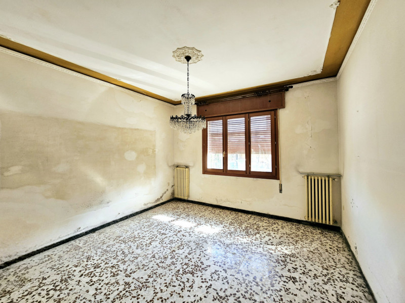 A Este, proponiamo in vendita una porzione di bifamiliare orizzontale da riattare. Questa soluzio...