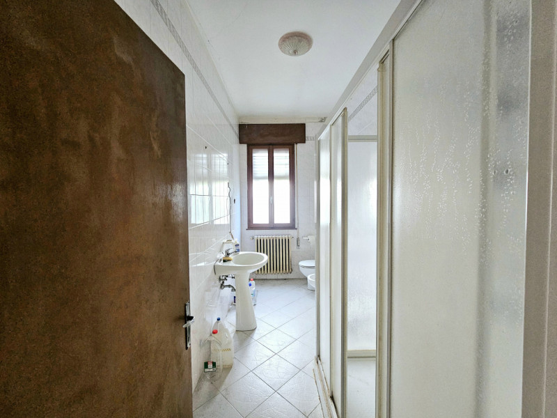 A Este, proponiamo in vendita una porzione di bifamiliare orizzontale da riattare. Questa soluzio...