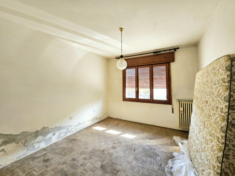 A Este, proponiamo in vendita una porzione di bifamiliare orizzontale da riattare. Questa soluzio...