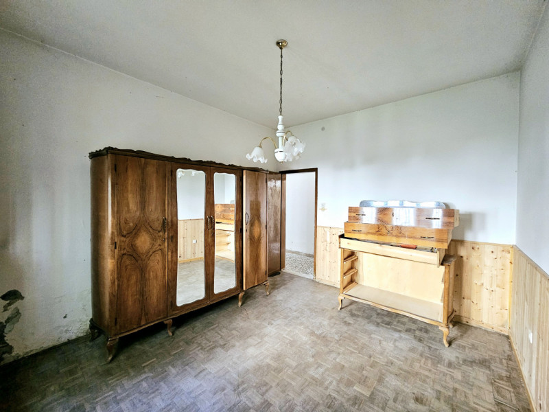 A Este, proponiamo in vendita una porzione di bifamiliare orizzontale da riattare. Questa soluzio...