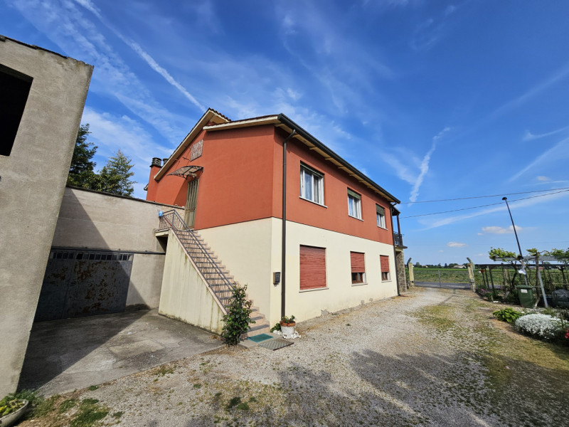 A Este, proponiamo in vendita una porzione di bifamiliare orizzontale da riattare. Questa soluzio...