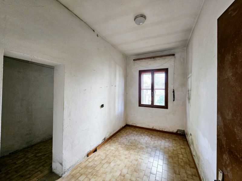 A Este, proponiamo in vendita una porzione di bifamiliare orizzontale da riattare. Questa soluzio...