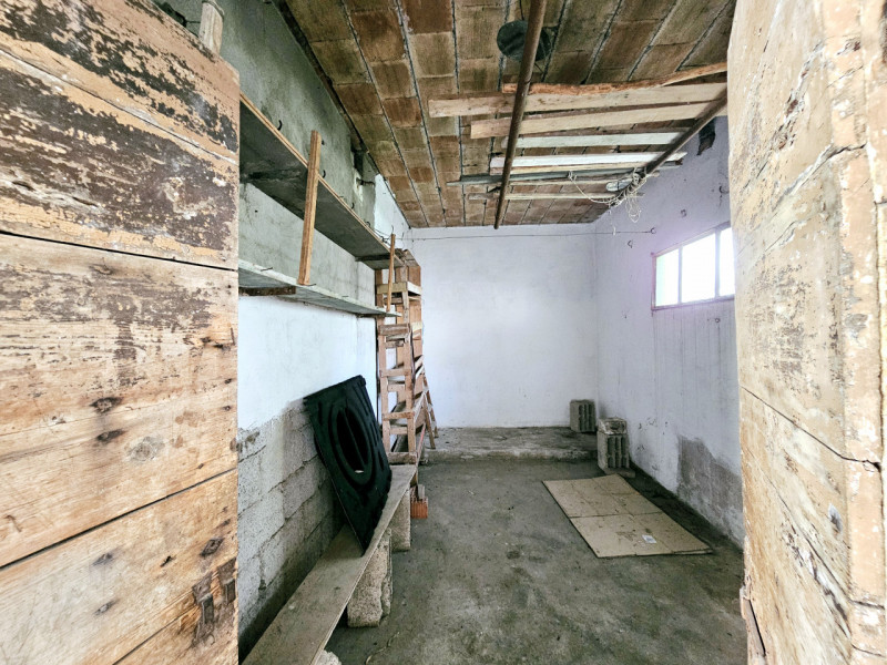 A Este, proponiamo in vendita una porzione di bifamiliare orizzontale da riattare. Questa soluzio...