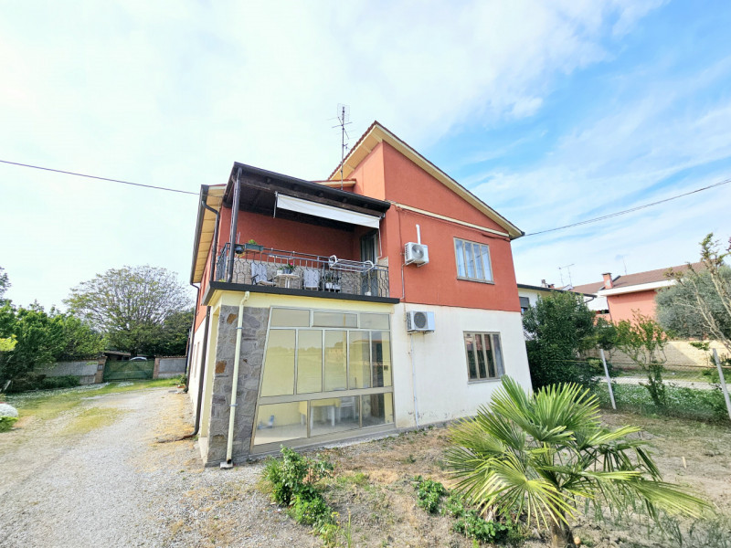 A Este, proponiamo in vendita una porzione di bifamiliare orizzontale da riattare. Questa soluzio...