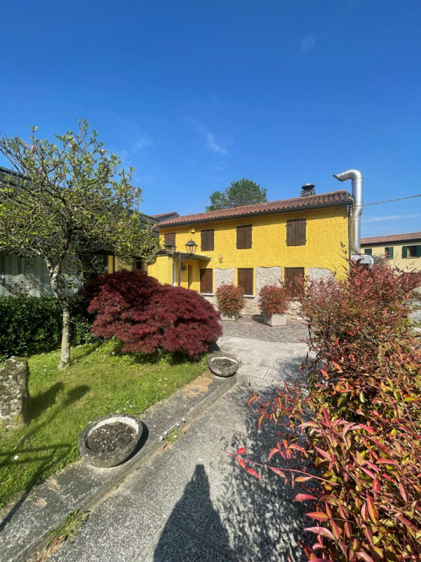 Montegrotto, ai piedi dei colli, proponiamo in affitto la storica e avviatissima trattoria "Dal B...