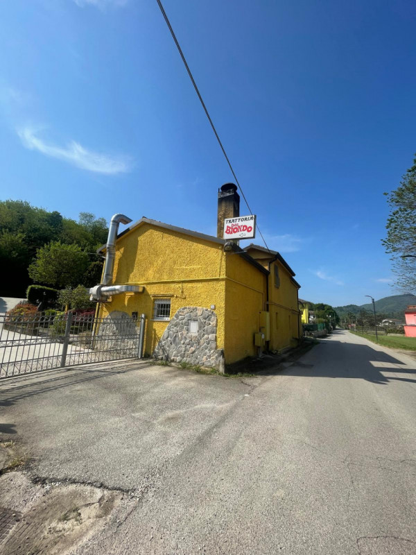 Montegrotto, ai piedi dei colli, proponiamo in affitto la storica e avviatissima trattoria "Dal B...