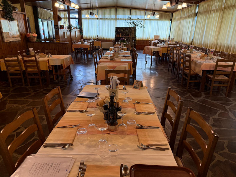 Montegrotto, ai piedi dei colli, proponiamo in affitto la storica e avviatissima trattoria "Dal B...