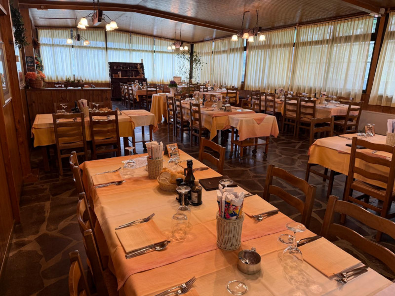 Montegrotto, ai piedi dei colli, proponiamo in affitto la storica e avviatissima trattoria "Dal B...