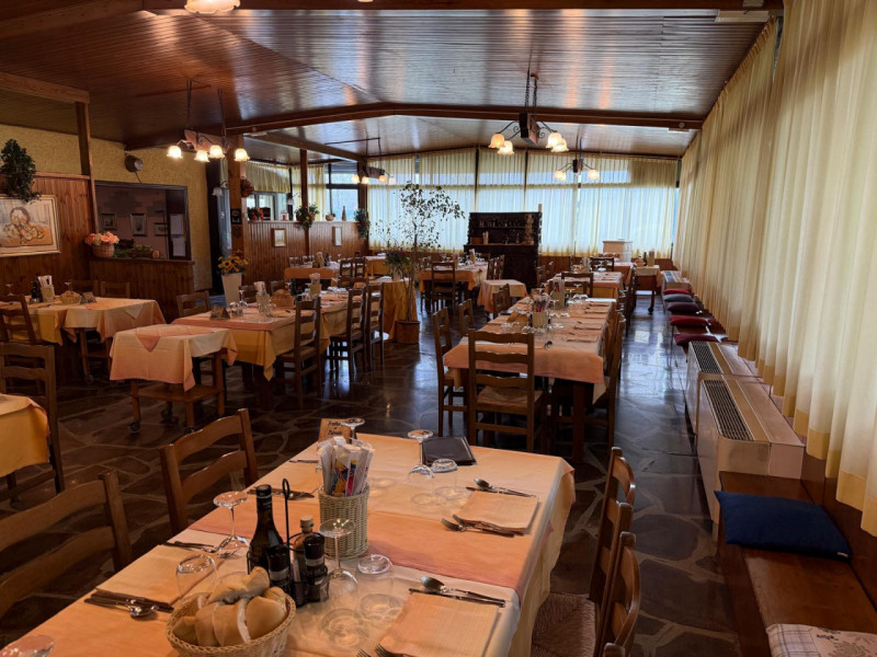 Montegrotto, ai piedi dei colli, proponiamo in affitto la storica e avviatissima trattoria "Dal B...