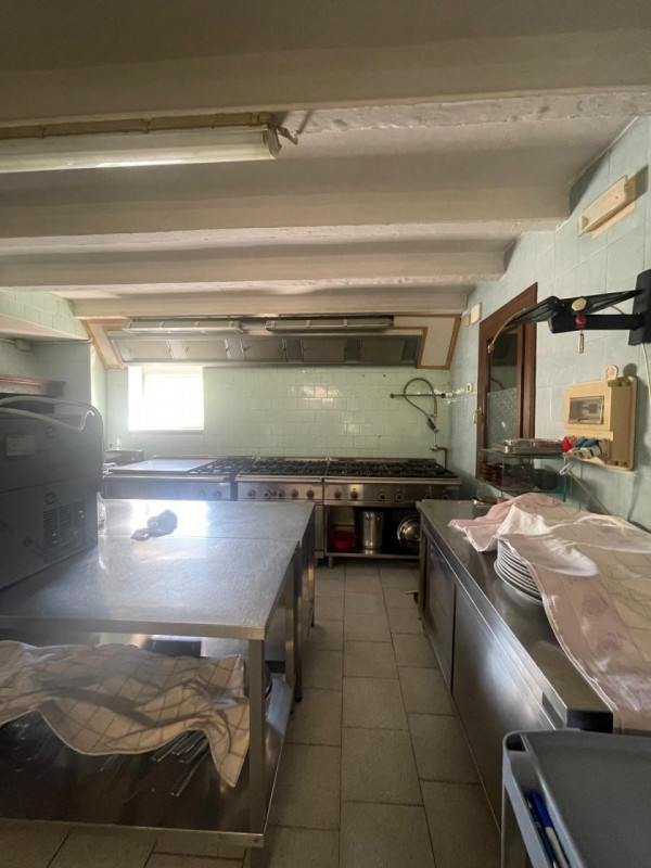 Montegrotto, ai piedi dei colli, proponiamo in affitto la storica e avviatissima trattoria "Dal B...