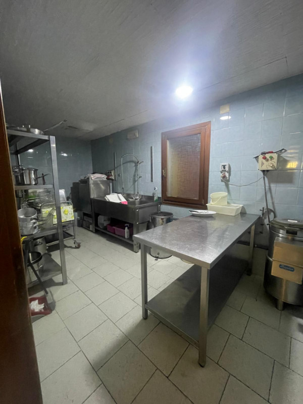 Montegrotto, ai piedi dei colli, proponiamo in affitto la storica e avviatissima trattoria "Dal B...