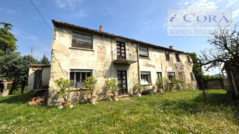 Teolo collina, proponiamo in vendita rustico composto da due unità abitative per un complessivo d...