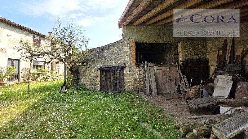 Teolo collina, proponiamo in vendita rustico composto da due unità abitative per un complessivo d...