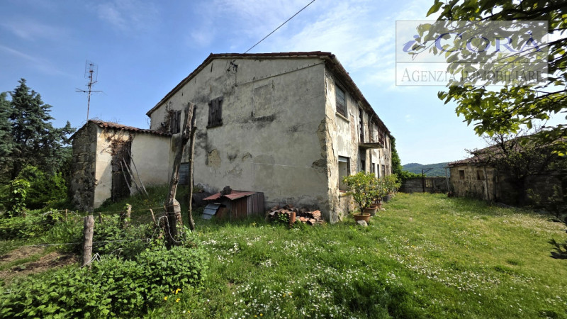Teolo collina, proponiamo in vendita rustico composto da due unità abitative per un complessivo d...