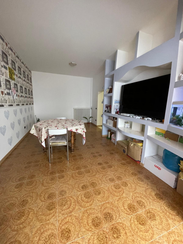 Zona centrale e servita, luminoso appartamento al terzo e ultimo piano  parzialmente ristrutturat...